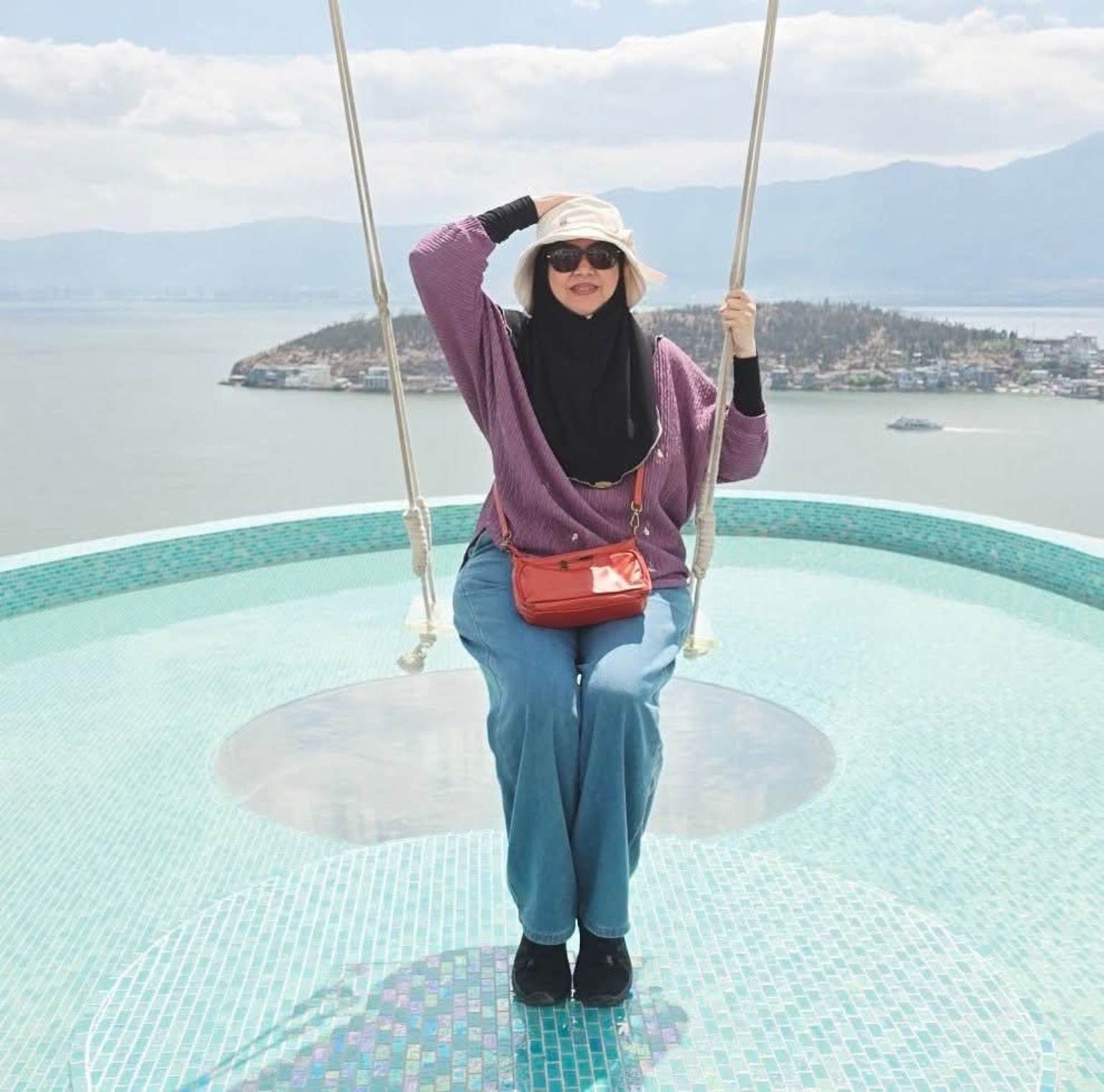 Kak Sukma menikmati pemandangan tasik.