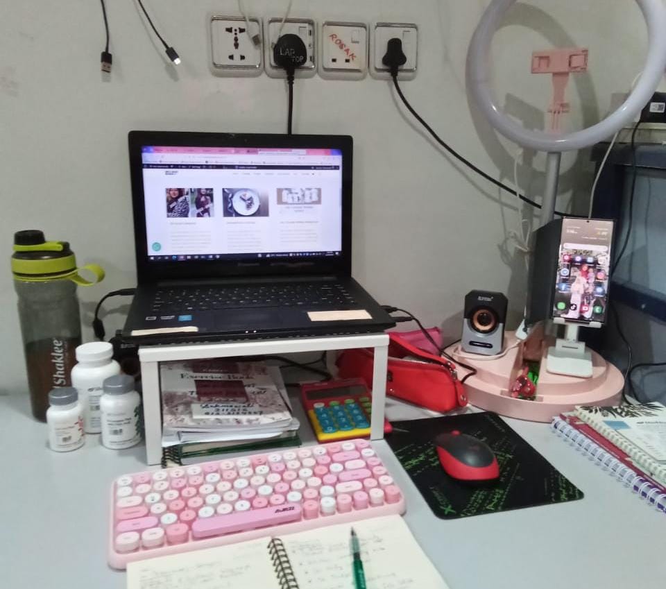 Meja kerja mesti complete